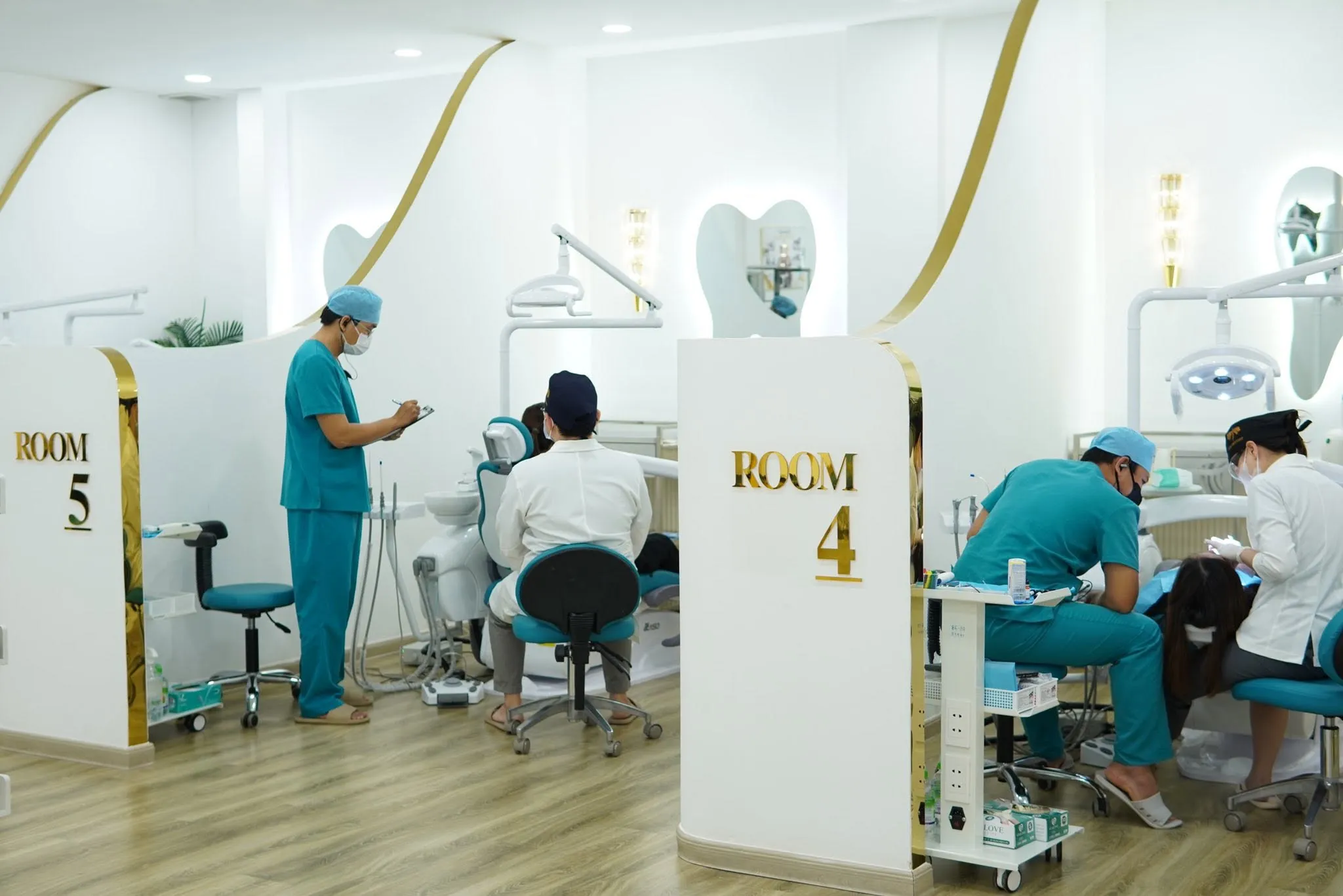 Không gian phòng khám hiện đại & công nghệ điều trị tiên tiến tại Nha khoa Tấm Dentist