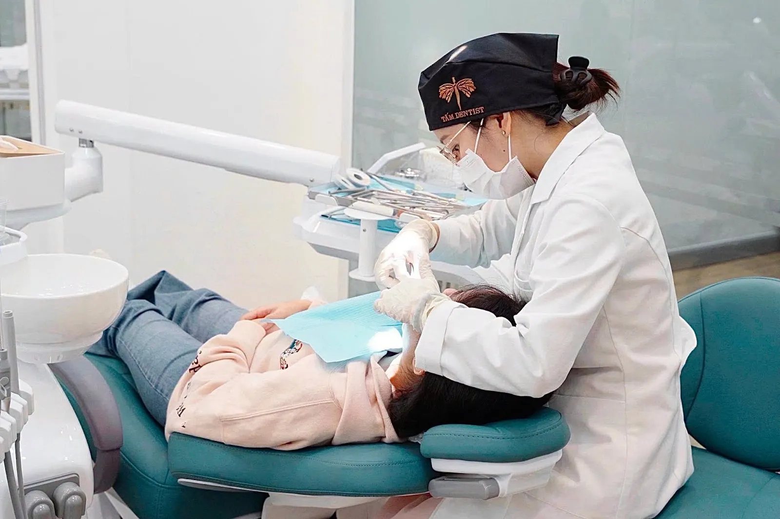 Bác sĩ chuyên khoa tại Tấm Dentist tư vấn phác đồ và mô phỏng 3D thời gian niềng cho khách hàng
