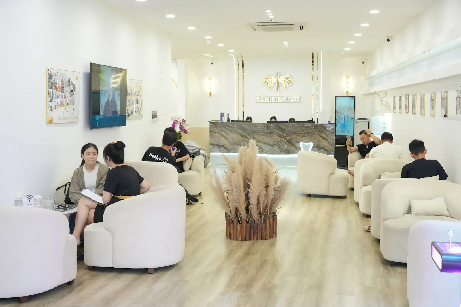 Không gian sảnh lễ tân đón tiếp sang trọng tại nha khoa Tấm Dentist