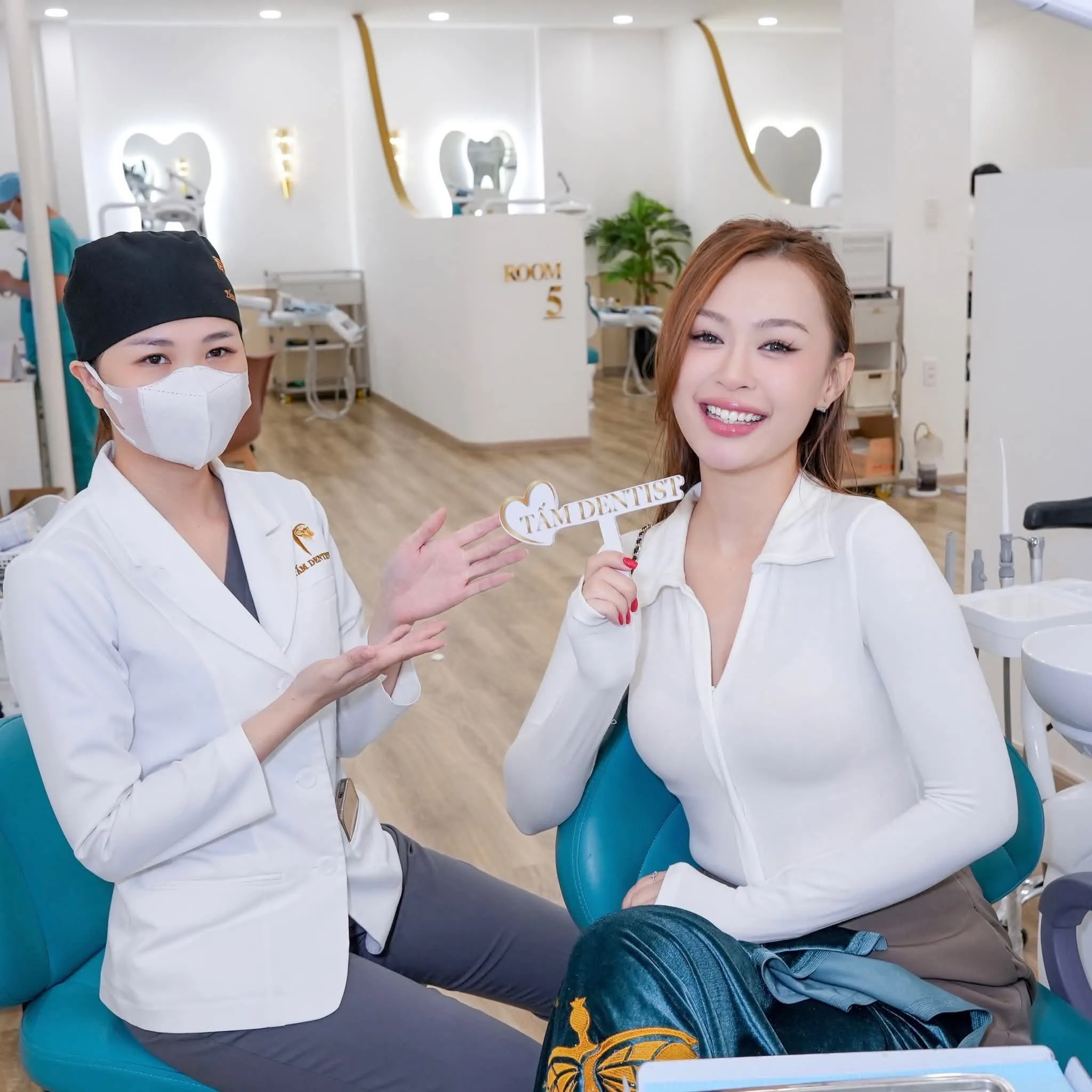 Bác sĩ chuyên khoa tại Tấm Dentist trực tiếp thăm khám và đồng hành 1-1 cùng khách hàng