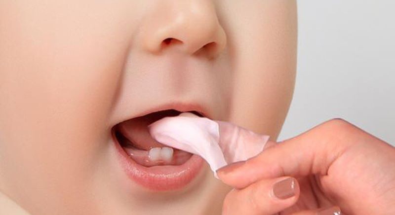 Cách vệ sinh răng miệng cho bé 1 tuổi